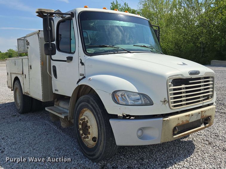 image for item EC4244 2004 Freightliner M2 106 utility / service truck