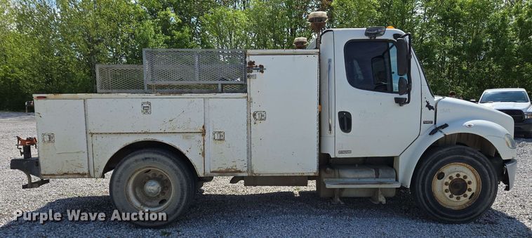 image for item EC4244 2004 Freightliner M2 106 utility / service truck