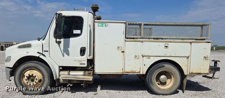 image for item EC4244 2004 Freightliner M2 106 utility / service truck