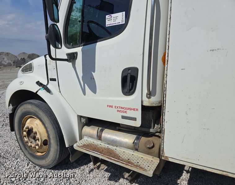 image for item EC4244 2004 Freightliner M2 106 utility / service truck