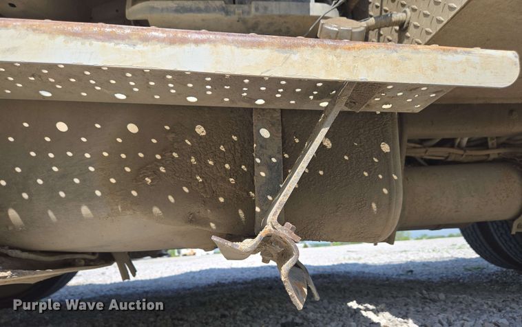 image for item EC4244 2004 Freightliner M2 106 utility / service truck