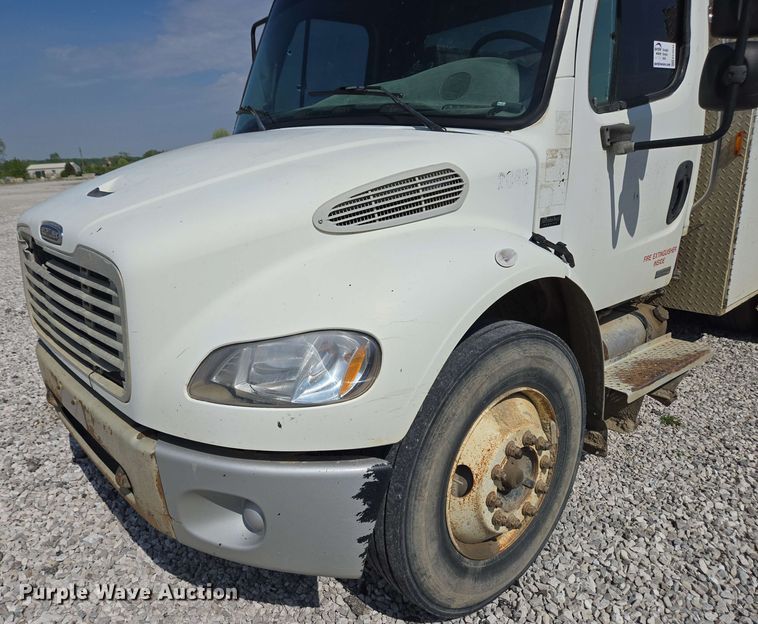 image for item EC4244 2004 Freightliner M2 106 utility / service truck