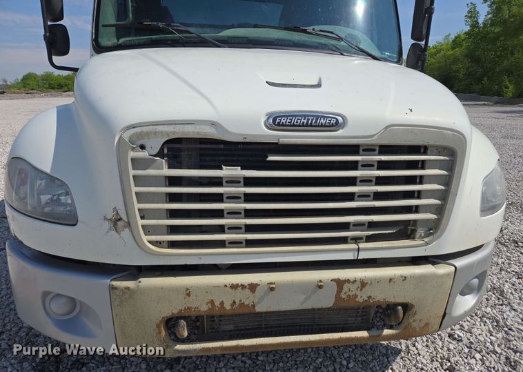 image for item EC4244 2004 Freightliner M2 106 utility / service truck