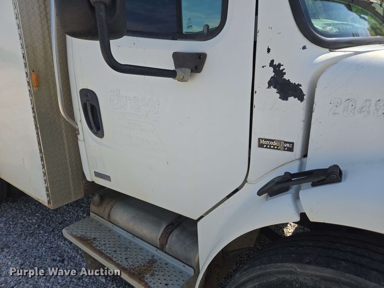 image for item EC4244 2004 Freightliner M2 106 utility / service truck