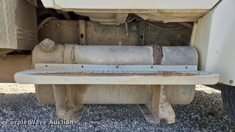 image for item EC4244 2004 Freightliner M2 106 utility / service truck