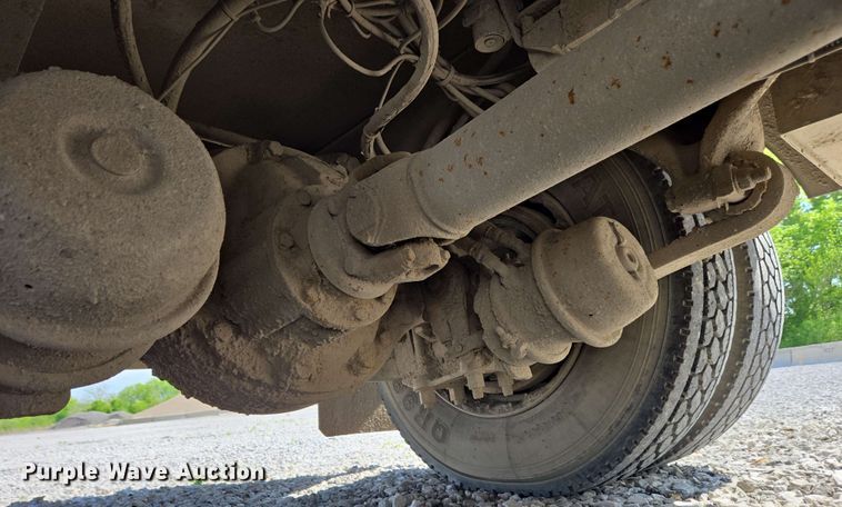 image for item EC4244 2004 Freightliner M2 106 utility / service truck