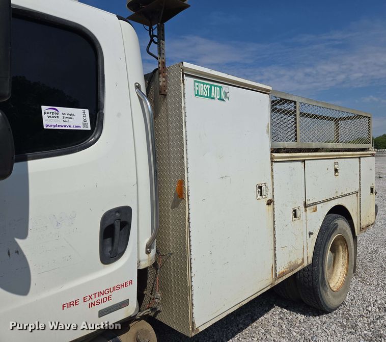 image for item EC4244 2004 Freightliner M2 106 utility / service truck