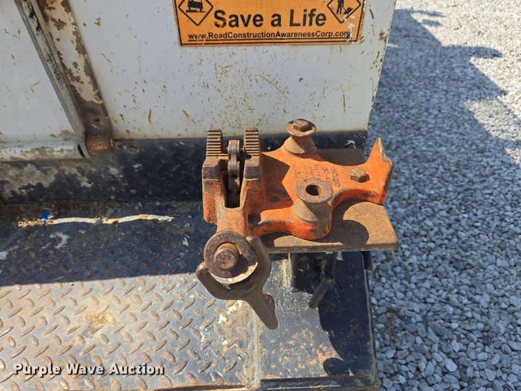 image for item EC4244 2004 Freightliner M2 106 utility / service truck