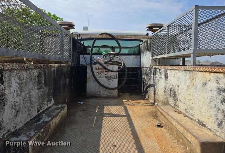 image for item EC4244 2004 Freightliner M2 106 utility / service truck