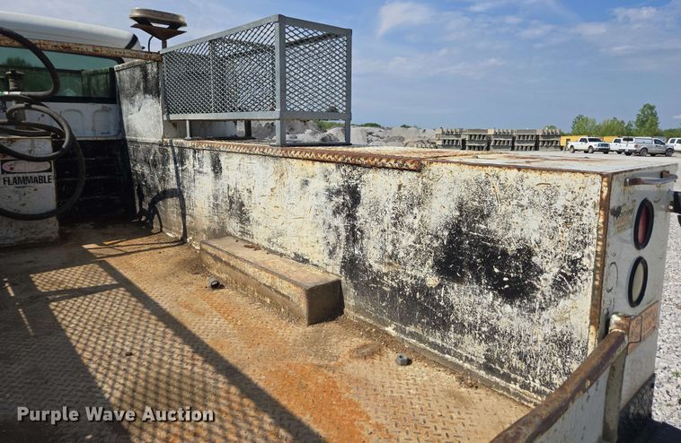 image for item EC4244 2004 Freightliner M2 106 utility / service truck