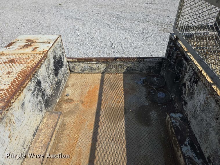 image for item EC4244 2004 Freightliner M2 106 utility / service truck