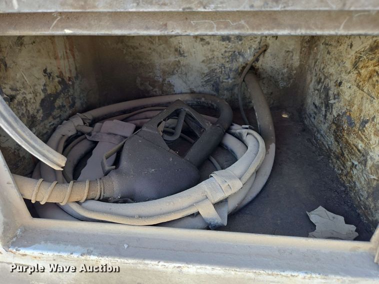 image for item EC4244 2004 Freightliner M2 106 utility / service truck