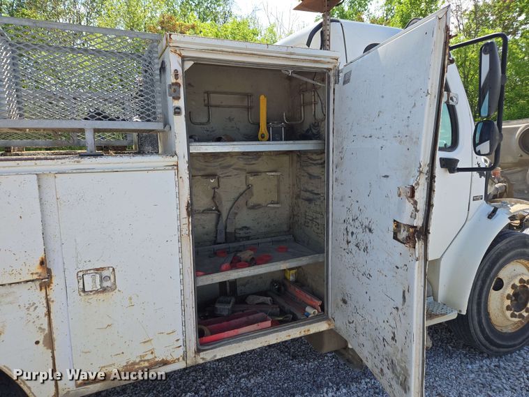 image for item EC4244 2004 Freightliner M2 106 utility / service truck