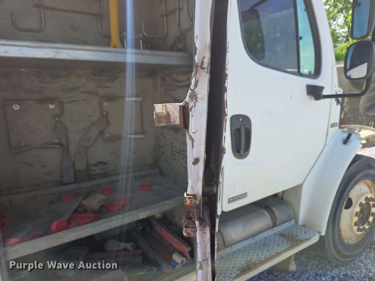 image for item EC4244 2004 Freightliner M2 106 utility / service truck