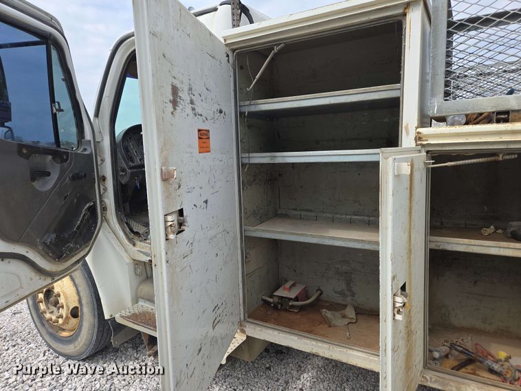 image for item EC4244 2004 Freightliner M2 106 utility / service truck