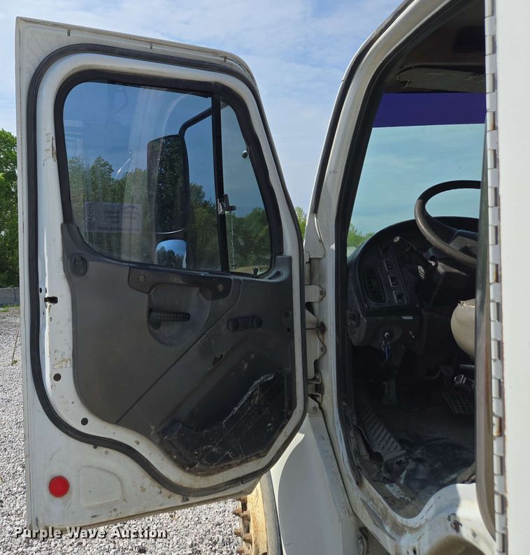 image for item EC4244 2004 Freightliner M2 106 utility / service truck