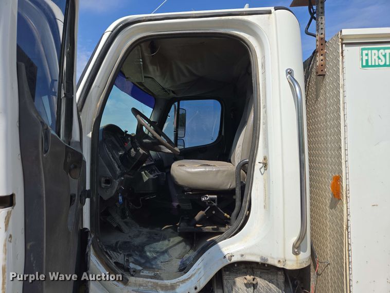 image for item EC4244 2004 Freightliner M2 106 utility / service truck