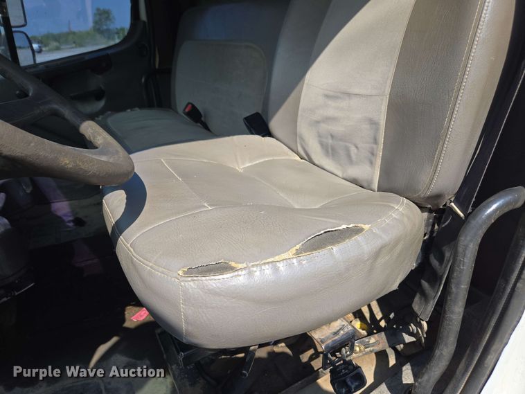 image for item EC4244 2004 Freightliner M2 106 utility / service truck