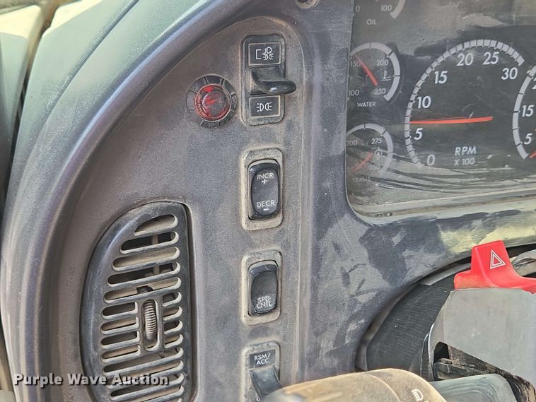 image for item EC4244 2004 Freightliner M2 106 utility / service truck