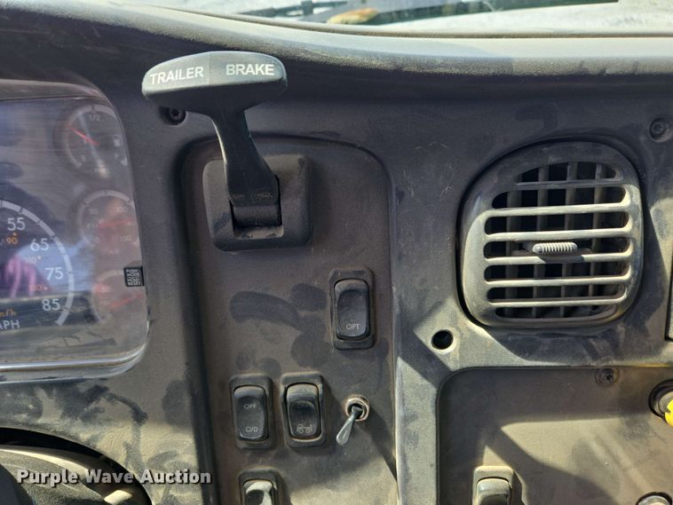 image for item EC4244 2004 Freightliner M2 106 utility / service truck