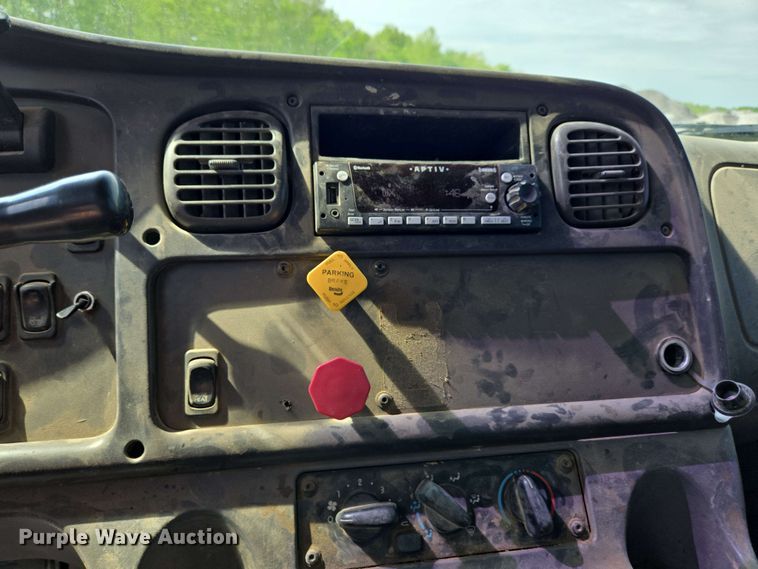 image for item EC4244 2004 Freightliner M2 106 utility / service truck