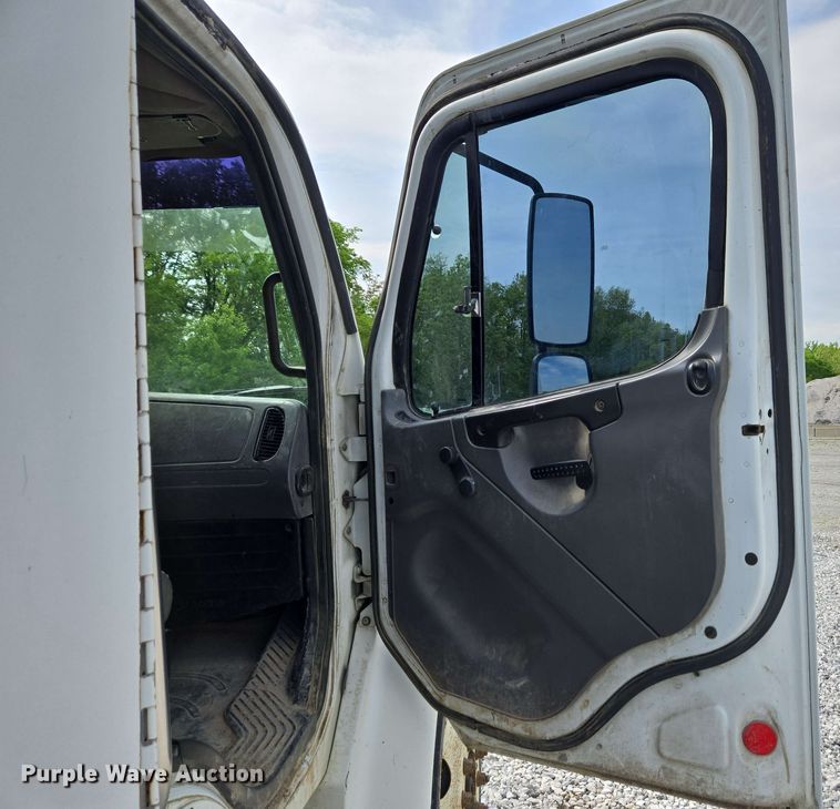 image for item EC4244 2004 Freightliner M2 106 utility / service truck