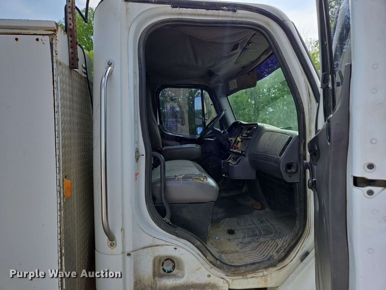 image for item EC4244 2004 Freightliner M2 106 utility / service truck