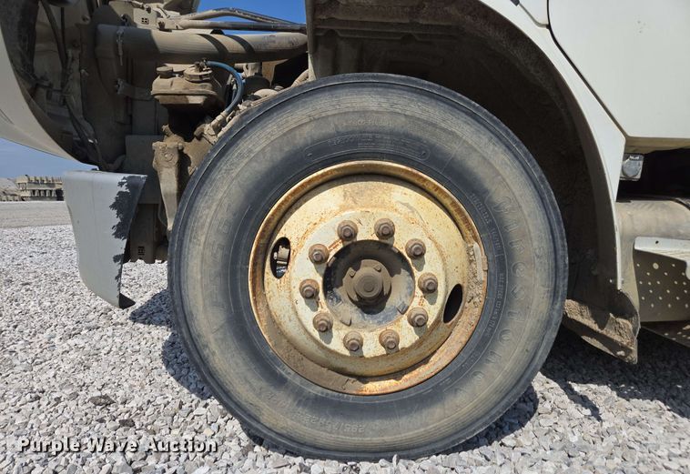 image for item EC4244 2004 Freightliner M2 106 utility / service truck