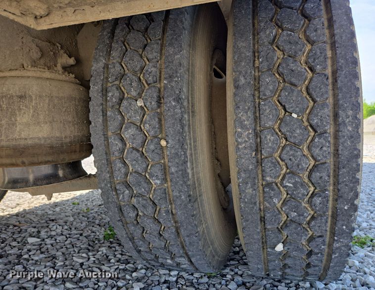 image for item EC4244 2004 Freightliner M2 106 utility / service truck