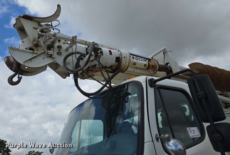 image for item ED1974 2015 Freightliner Business Class M2 digger derrick truck