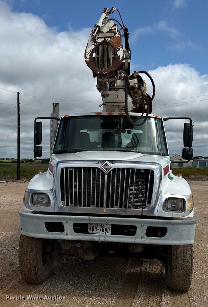image for item ED5626 2002 International 7400  digger derrick truck