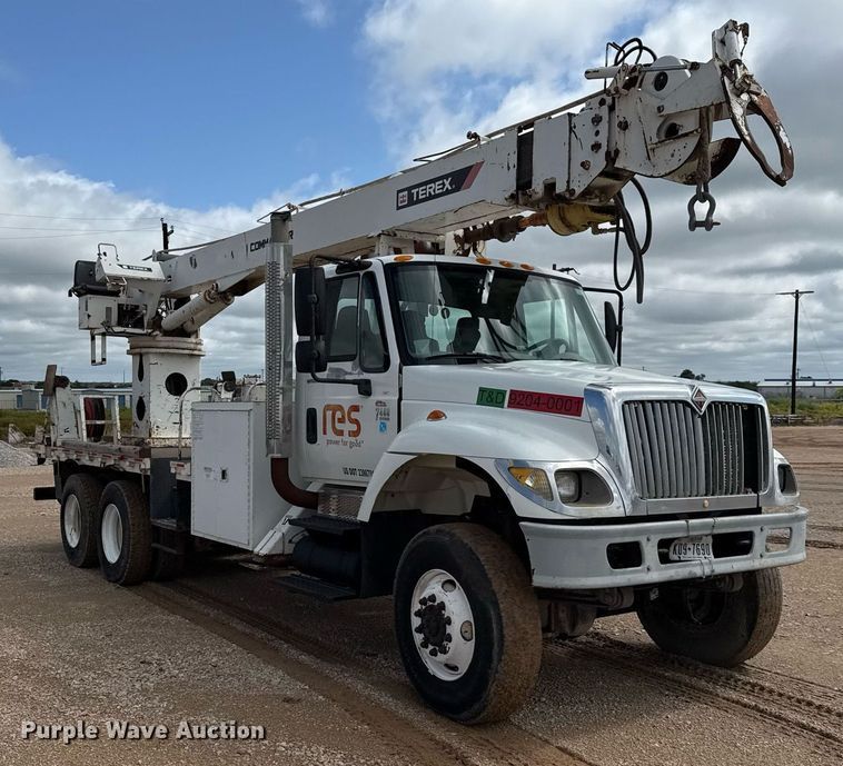 image for item ED5626 2002 International 7400  digger derrick truck