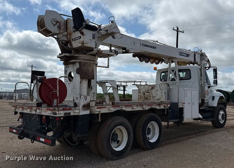 image for item ED5626 2002 International 7400  digger derrick truck