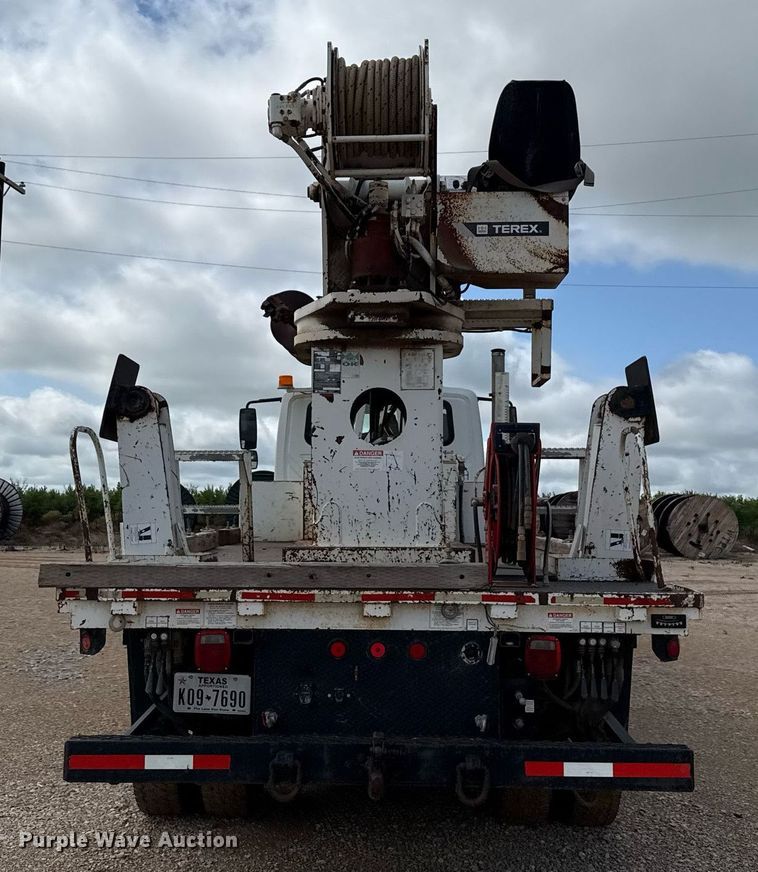 image for item ED5626 2002 International 7400  digger derrick truck