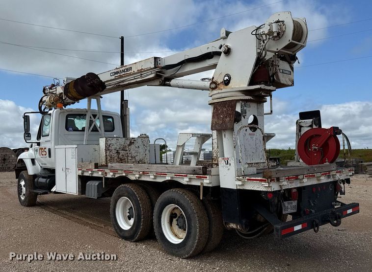 image for item ED5626 2002 International 7400  digger derrick truck