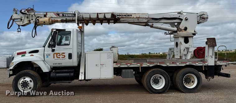 image for item ED5626 2002 International 7400  digger derrick truck
