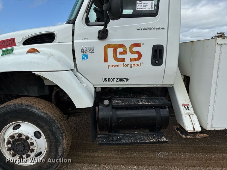 image for item ED5626 2002 International 7400  digger derrick truck