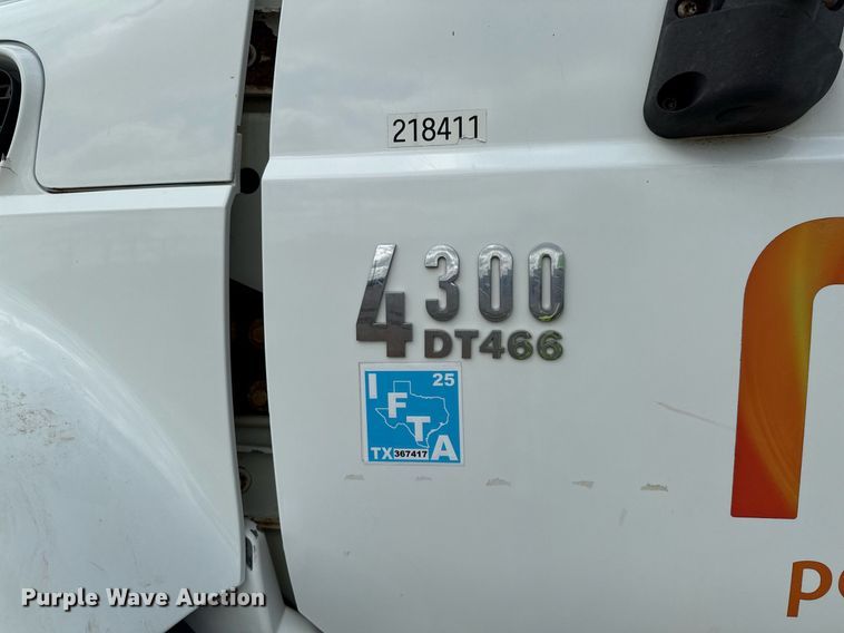 image for item ED5626 2002 International 7400  digger derrick truck