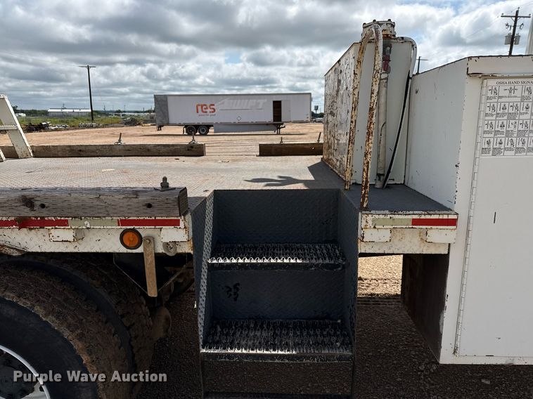 image for item ED5626 2002 International 7400  digger derrick truck