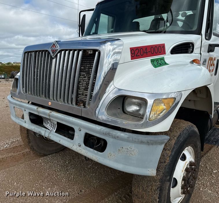 image for item ED5626 2002 International 7400  digger derrick truck