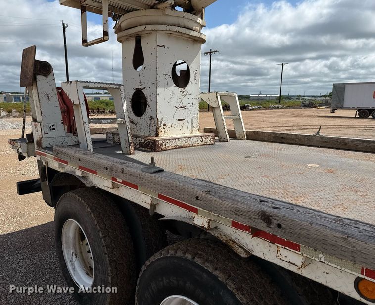 image for item ED5626 2002 International 7400  digger derrick truck