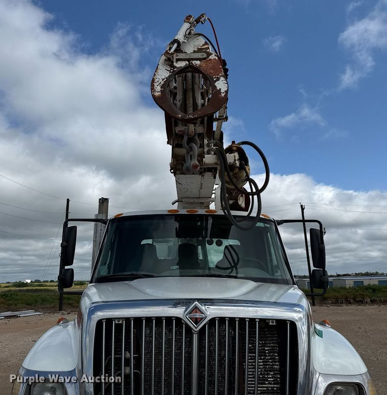 image for item ED5626 2002 International 7400  digger derrick truck