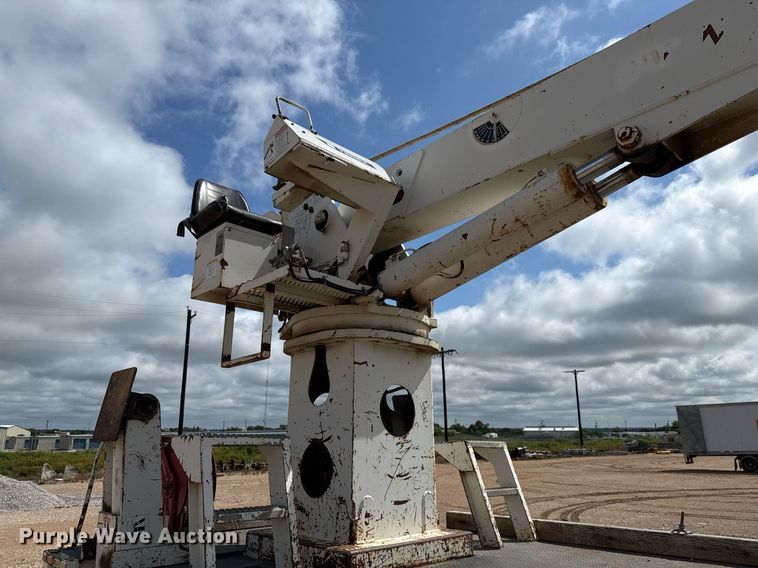 image for item ED5626 2002 International 7400  digger derrick truck