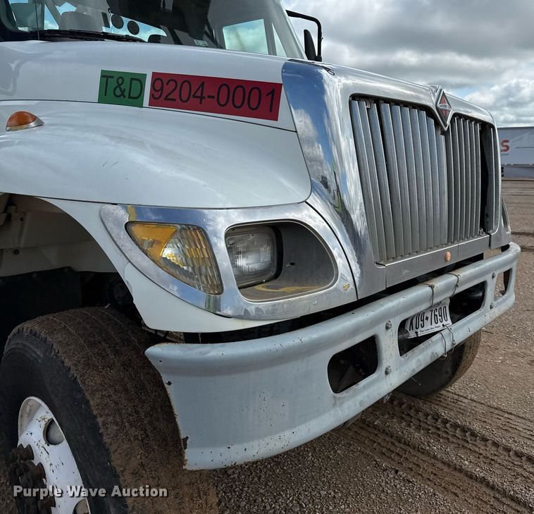 image for item ED5626 2002 International 7400  digger derrick truck