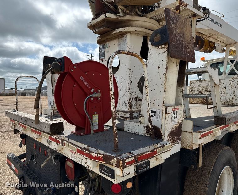 image for item ED5626 2002 International 7400  digger derrick truck