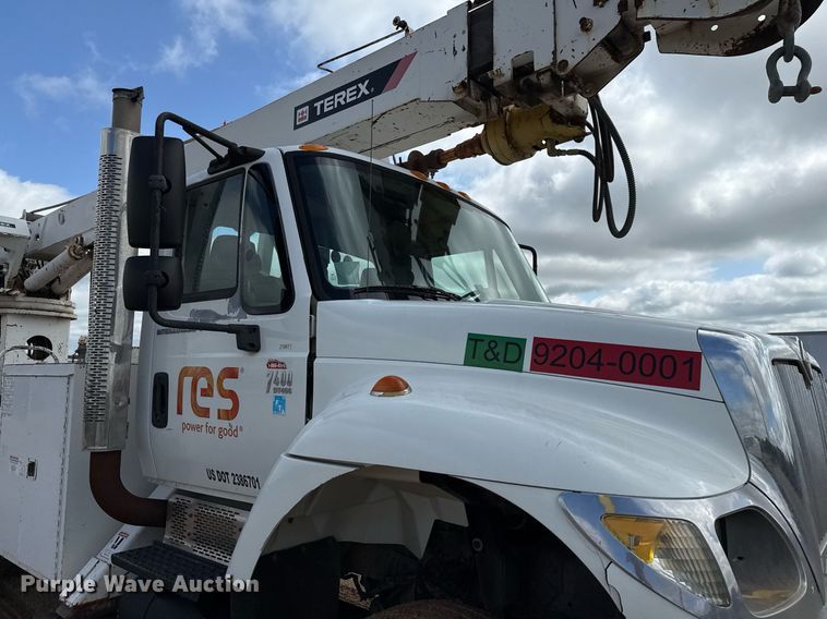 image for item ED5626 2002 International 7400  digger derrick truck