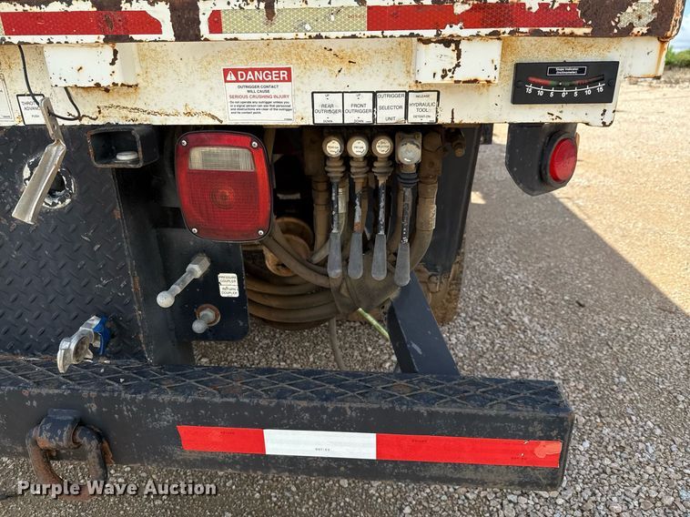 image for item ED5626 2002 International 7400  digger derrick truck