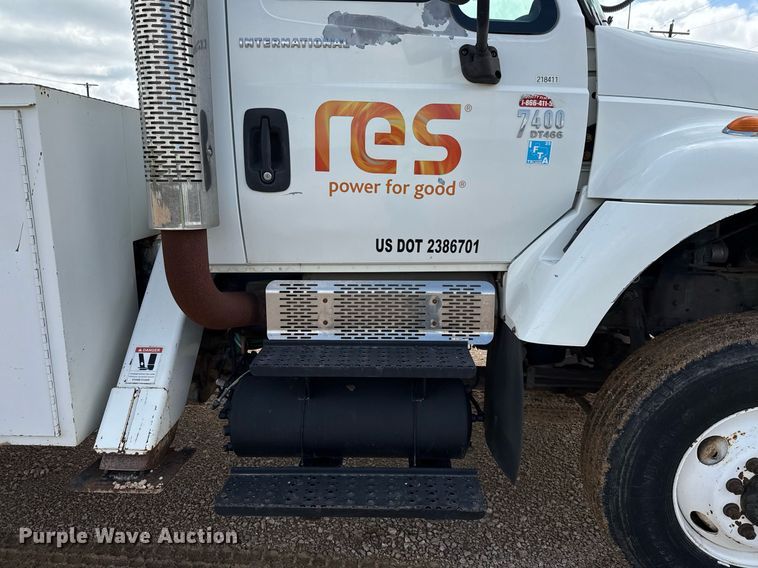 image for item ED5626 2002 International 7400  digger derrick truck