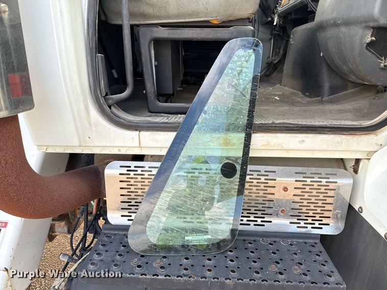 image for item ED5626 2002 International 7400  digger derrick truck