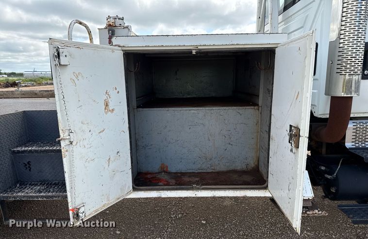 image for item ED5626 2002 International 7400  digger derrick truck